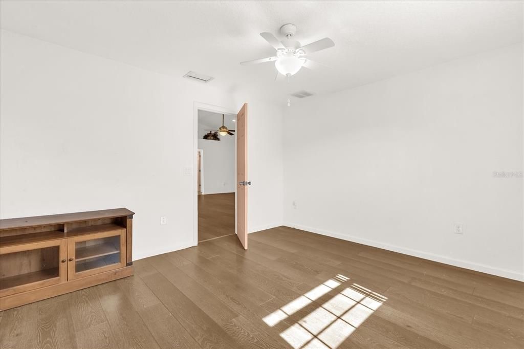 待售: $350,000 (4 贝兹, 2 浴室, 1816 平方英尺)