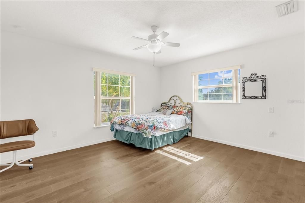 待售: $350,000 (4 贝兹, 2 浴室, 1816 平方英尺)