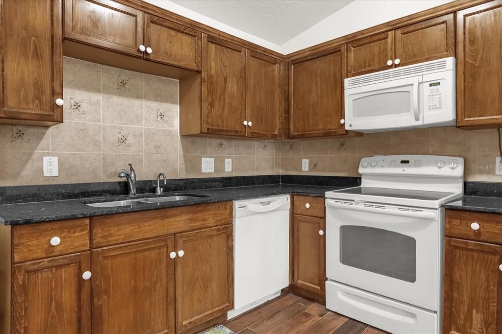 待售: $350,000 (4 贝兹, 2 浴室, 1816 平方英尺)