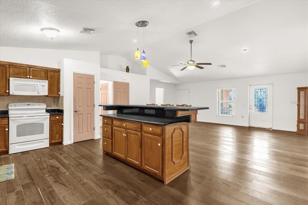 待售: $350,000 (4 贝兹, 2 浴室, 1816 平方英尺)