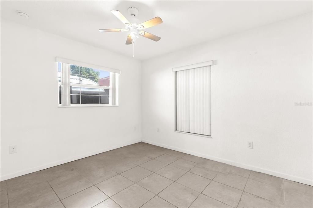 待售: $350,000 (4 贝兹, 2 浴室, 1816 平方英尺)