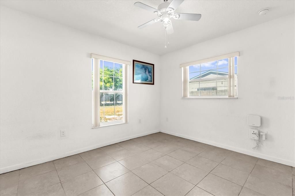 待售: $350,000 (4 贝兹, 2 浴室, 1816 平方英尺)