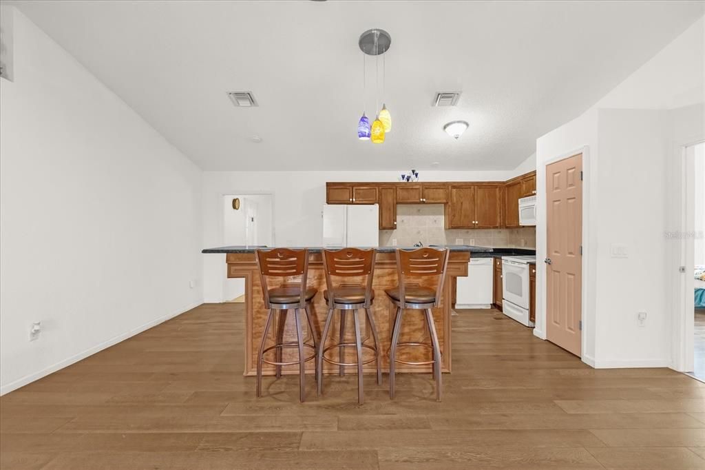 待售: $350,000 (4 贝兹, 2 浴室, 1816 平方英尺)