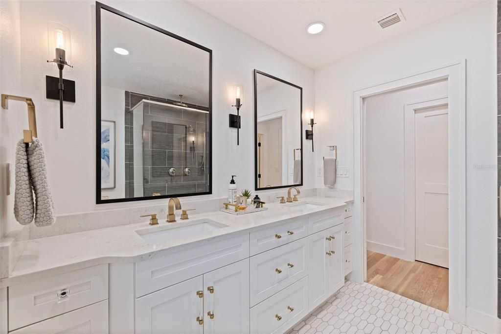 合同活跃: $1,699,000 (3 贝兹, 3 浴室, 2420 平方英尺)