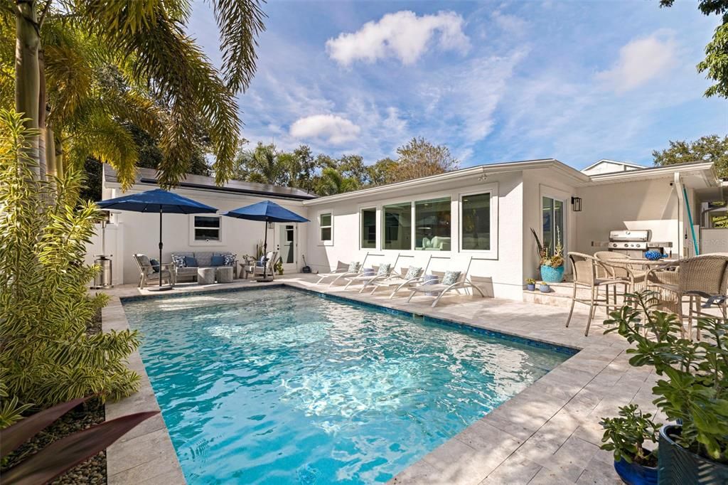 合同活跃: $1,699,000 (3 贝兹, 3 浴室, 2420 平方英尺)