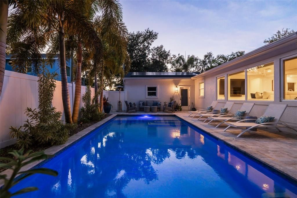 合同活跃: $1,699,000 (3 贝兹, 3 浴室, 2420 平方英尺)