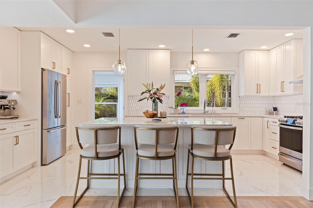 合同活跃: $1,699,000 (3 贝兹, 3 浴室, 2420 平方英尺)