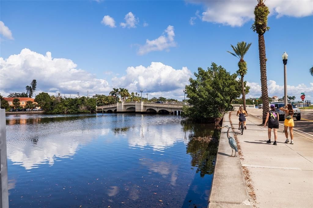 合同活跃: $1,699,000 (3 贝兹, 3 浴室, 2420 平方英尺)