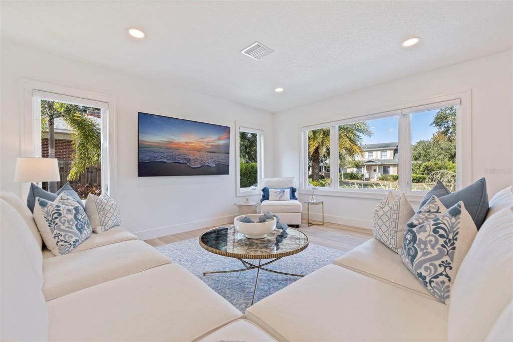 合同活跃: $1,699,000 (3 贝兹, 3 浴室, 2420 平方英尺)