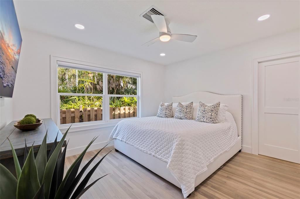 合同活跃: $1,699,000 (3 贝兹, 3 浴室, 2420 平方英尺)