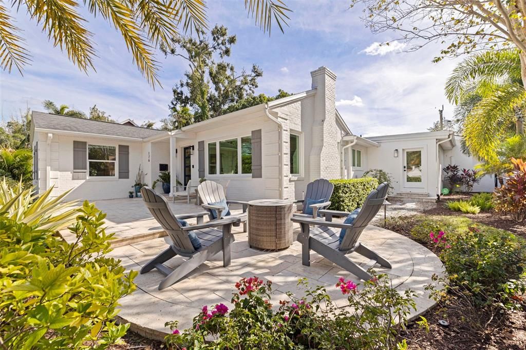 合同活跃: $1,699,000 (3 贝兹, 3 浴室, 2420 平方英尺)