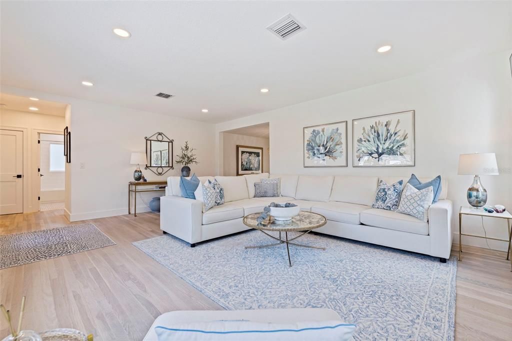 合同活跃: $1,699,000 (3 贝兹, 3 浴室, 2420 平方英尺)