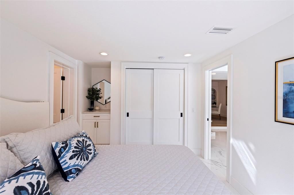 合同活跃: $1,699,000 (3 贝兹, 3 浴室, 2420 平方英尺)