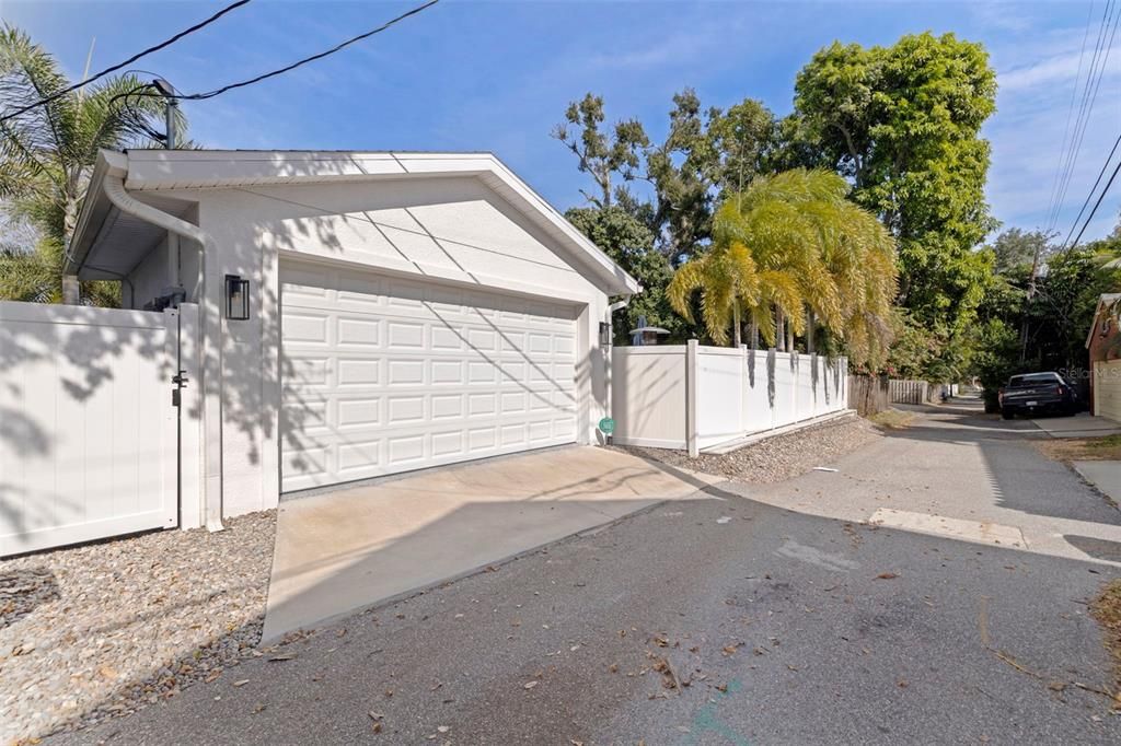 合同活跃: $1,699,000 (3 贝兹, 3 浴室, 2420 平方英尺)