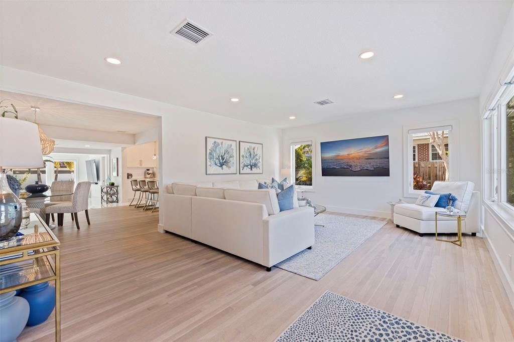 合同活跃: $1,699,000 (3 贝兹, 3 浴室, 2420 平方英尺)