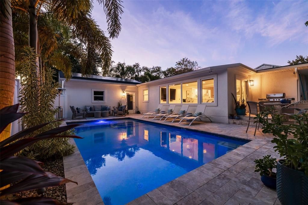 合同活跃: $1,699,000 (3 贝兹, 3 浴室, 2420 平方英尺)