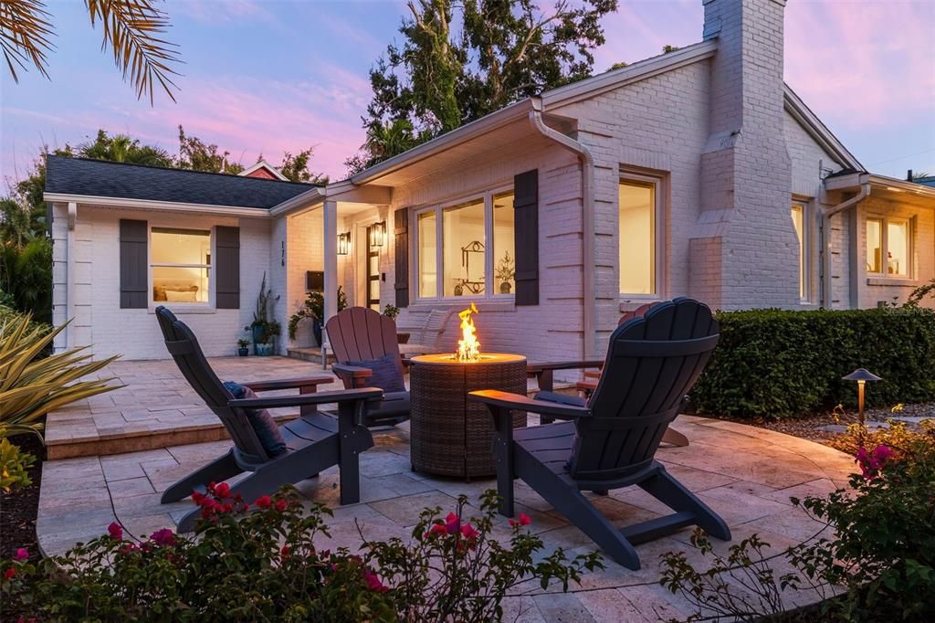 合同活跃: $1,699,000 (3 贝兹, 3 浴室, 2420 平方英尺)