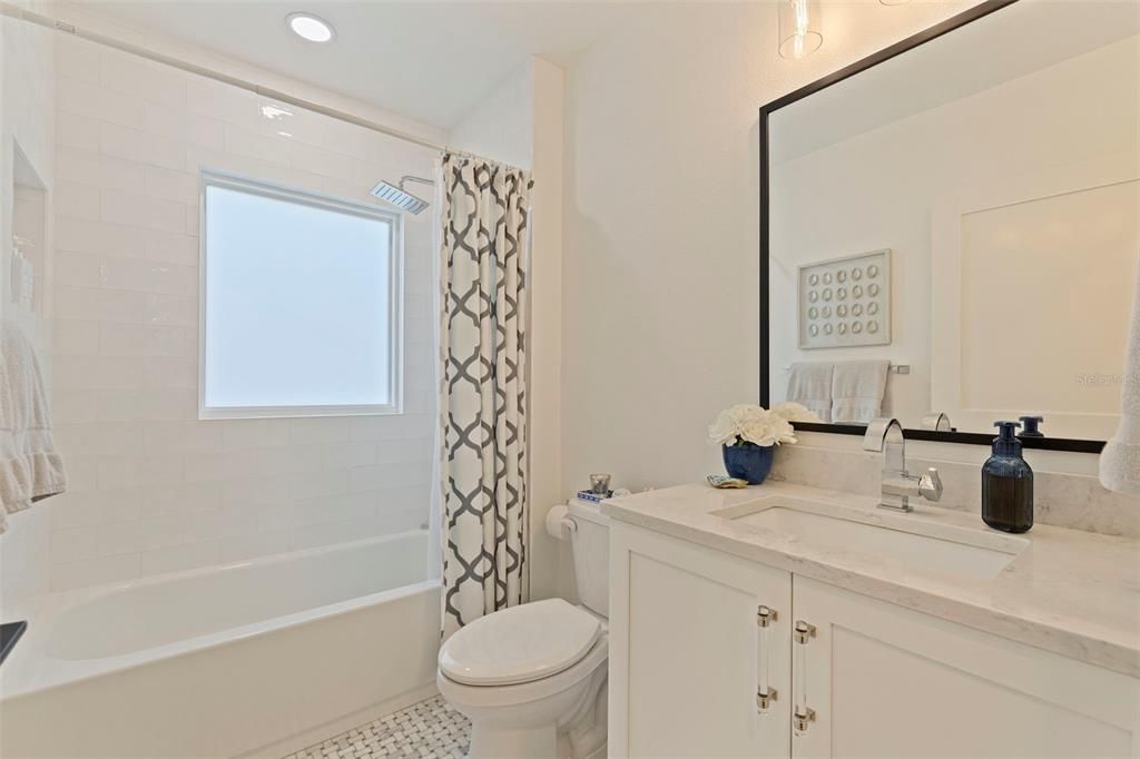 合同活跃: $1,699,000 (3 贝兹, 3 浴室, 2420 平方英尺)