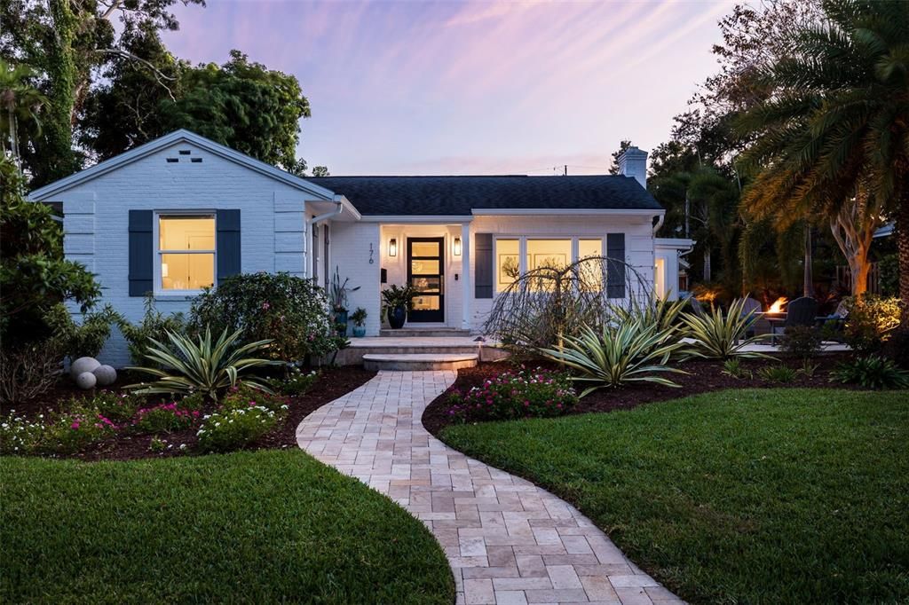 合同活跃: $1,699,000 (3 贝兹, 3 浴室, 2420 平方英尺)