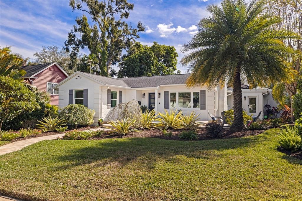 合同活跃: $1,699,000 (3 贝兹, 3 浴室, 2420 平方英尺)