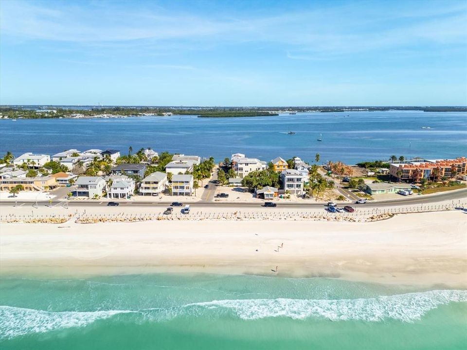 На продажу: $1,200,000 (0.11 acres)