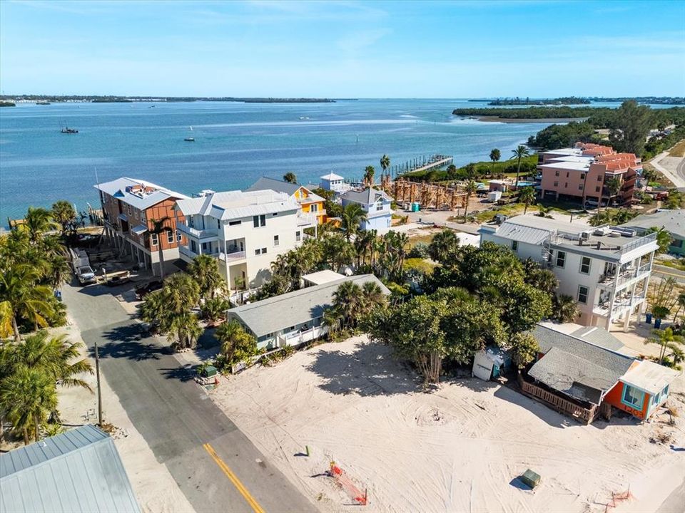 На продажу: $1,200,000 (0.11 acres)