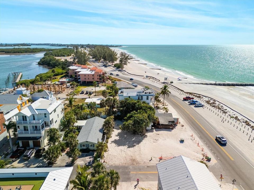 На продажу: $1,200,000 (0.11 acres)