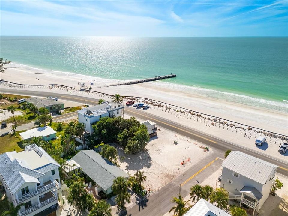 На продажу: $1,200,000 (0.11 acres)