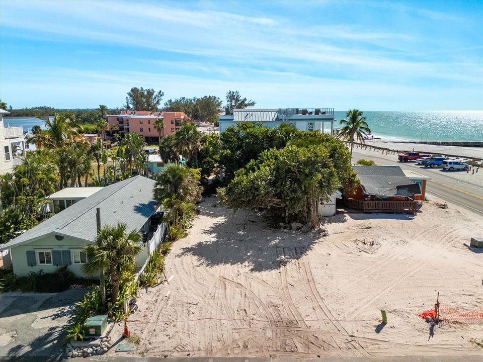 На продажу: $1,200,000 (0.11 acres)