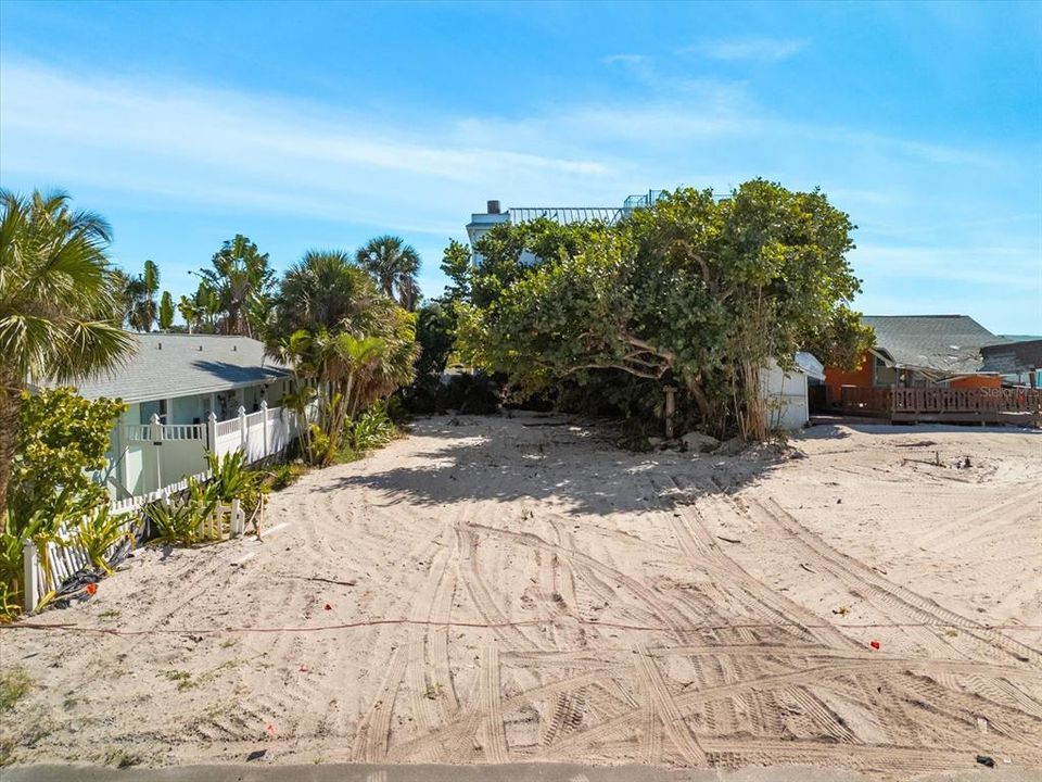 На продажу: $1,200,000 (0.11 acres)