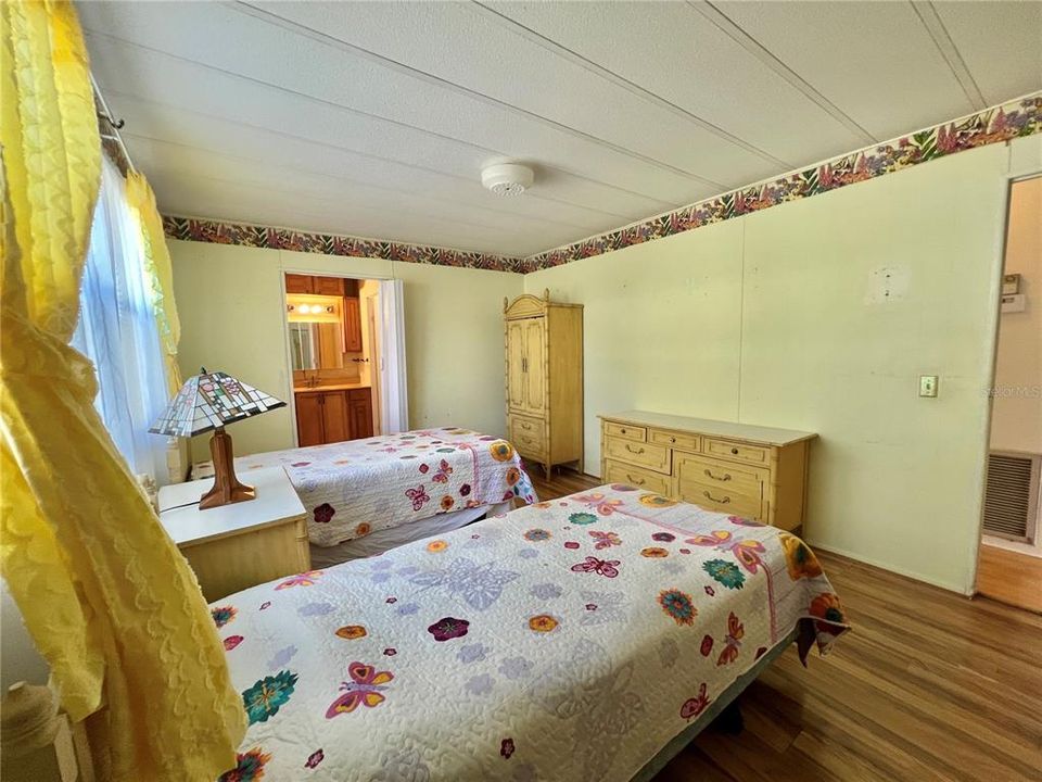 待售: $109,000 (2 贝兹, 2 浴室, 1056 平方英尺)