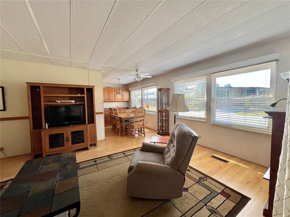 待售: $109,000 (2 贝兹, 2 浴室, 1056 平方英尺)