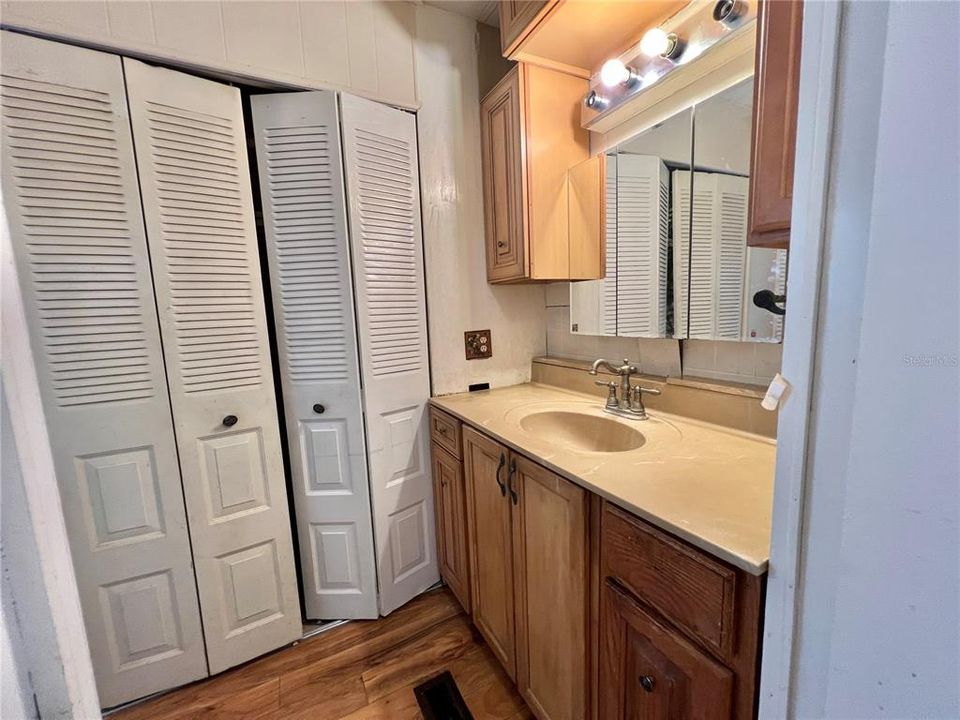 待售: $109,000 (2 贝兹, 2 浴室, 1056 平方英尺)