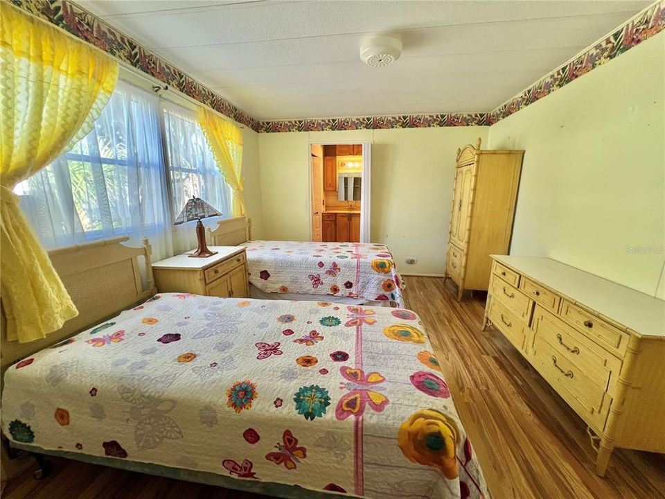 待售: $109,000 (2 贝兹, 2 浴室, 1056 平方英尺)