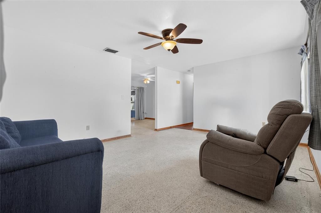 For Sale: $255,000 (2 beds, 1 baths, 910 Square Feet)