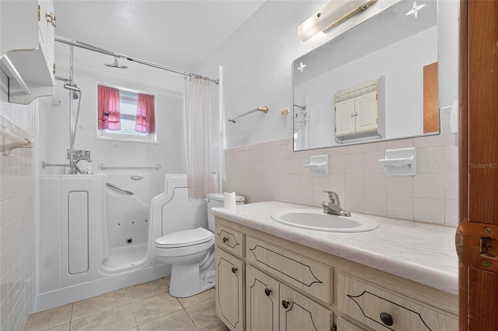 For Sale: $255,000 (2 beds, 1 baths, 910 Square Feet)