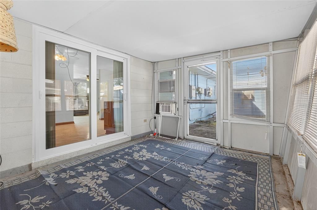 For Sale: $255,000 (2 beds, 1 baths, 910 Square Feet)