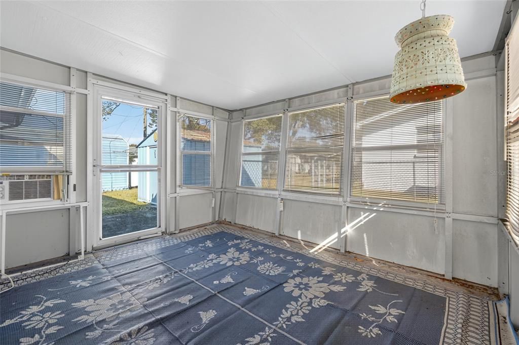 For Sale: $255,000 (2 beds, 1 baths, 910 Square Feet)