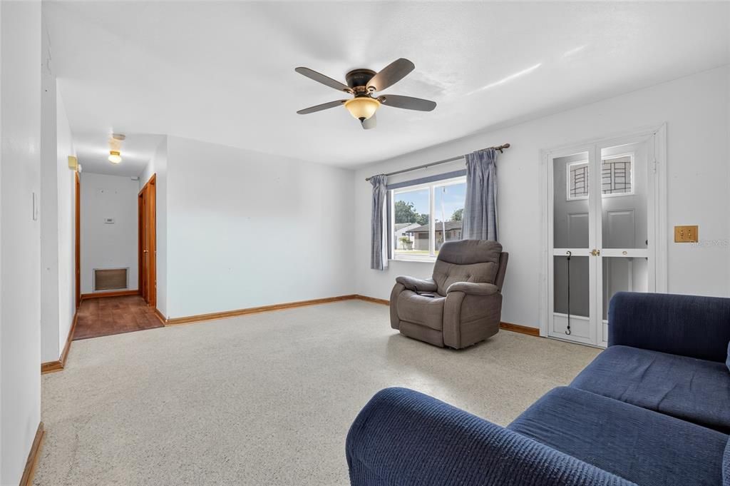 For Sale: $255,000 (2 beds, 1 baths, 910 Square Feet)