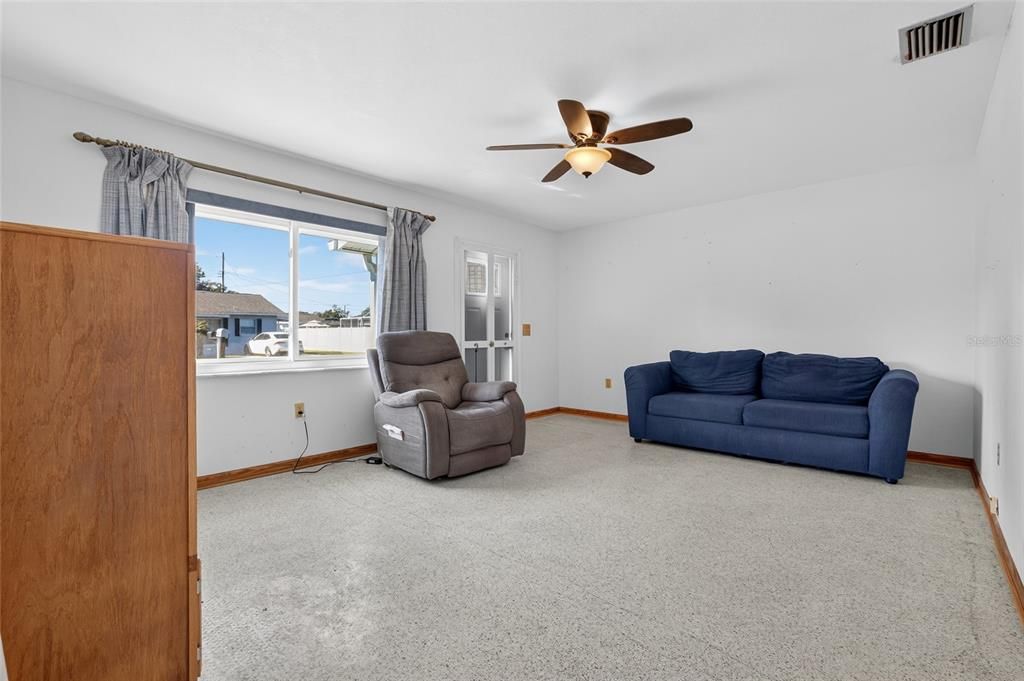 For Sale: $255,000 (2 beds, 1 baths, 910 Square Feet)