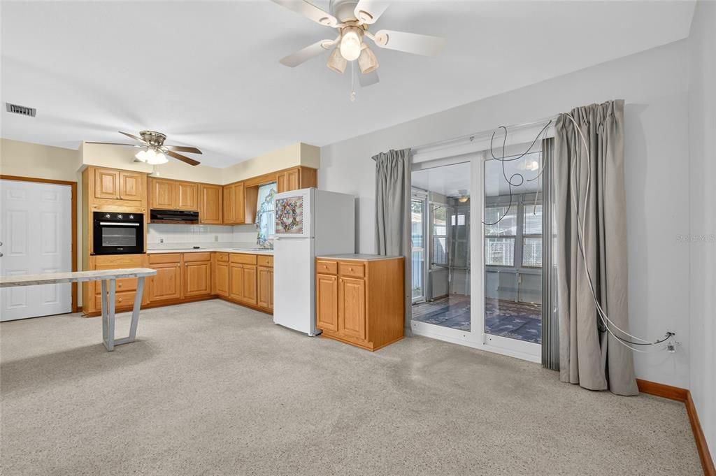 For Sale: $255,000 (2 beds, 1 baths, 910 Square Feet)