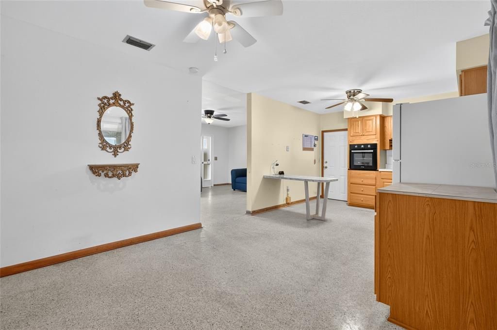 For Sale: $255,000 (2 beds, 1 baths, 910 Square Feet)