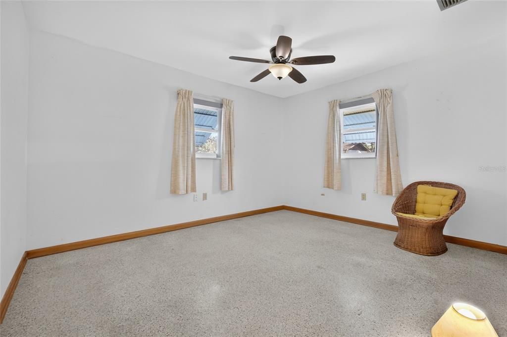 For Sale: $255,000 (2 beds, 1 baths, 910 Square Feet)