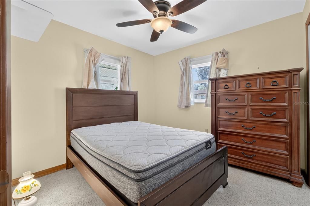 For Sale: $255,000 (2 beds, 1 baths, 910 Square Feet)