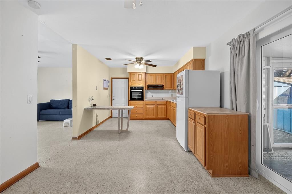 For Sale: $255,000 (2 beds, 1 baths, 910 Square Feet)