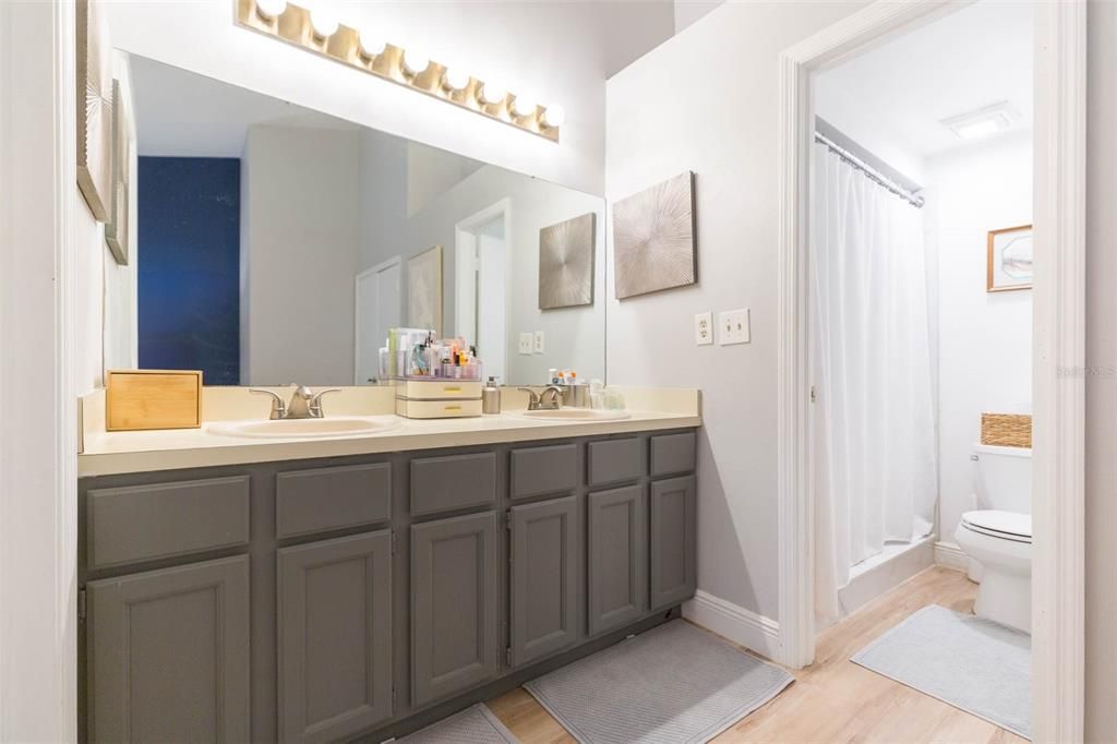 Activo con contrato: $2,300 (2 camas, 2 baños, 1468 Pies cuadrados)