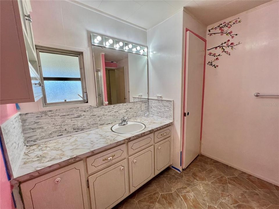 На продажу: $79,000 (2 спален, 2 ванн, 1264 Квадратных фут)