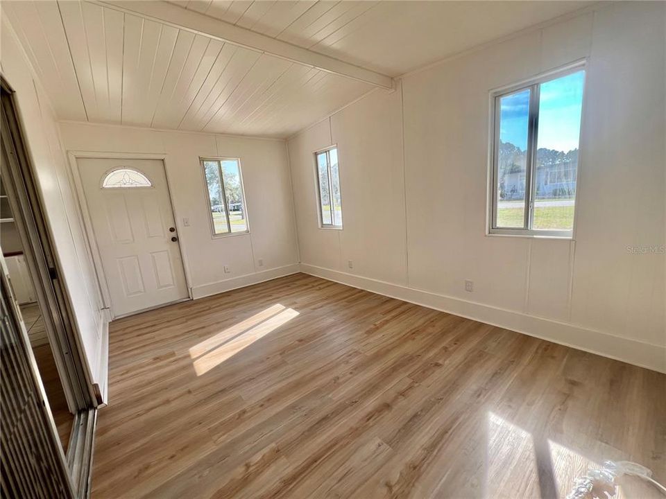 For Sale: $131,000 (2 beds, 2 baths, 1320 Square Feet)