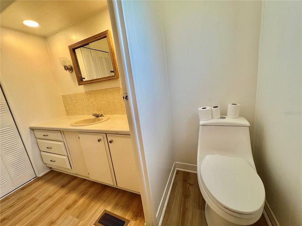 For Sale: $131,000 (2 beds, 2 baths, 1320 Square Feet)