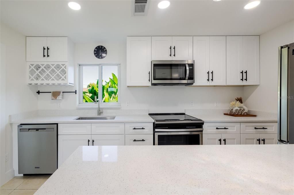 Activo con contrato: $279,900 (4 camas, 2 baños, 1406 Pies cuadrados)